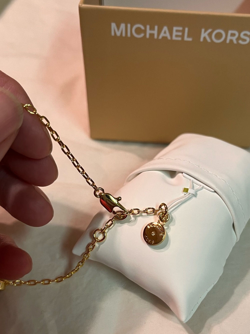 New Michael Kors gold-tone bezel-set crystal station link bracelet
Box included - Picture 5 of 8